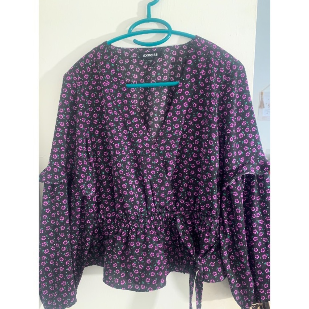 Pretty Express top, black with purple flowers